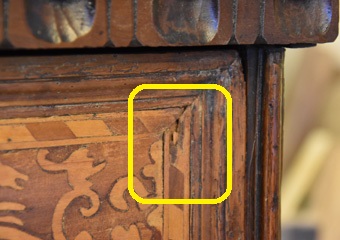 Cassettone intarsiato XVII° sec., area lombarda. Prima del restauro, particolare della tarsia nel cassetto con sollevamenti.