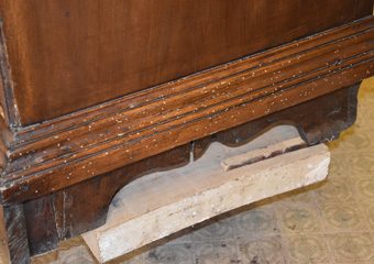 Cassettone intarsiato XVII° sec., area lombarda. Prima del restauro, particolare di attacco di tarlo attivo nella cornice di base.