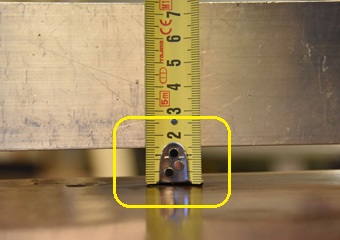 Cassettone intarsiato XVII° sec., area lombarda. Prima del restauro, rilevazione della misura alla curvatura del piano.