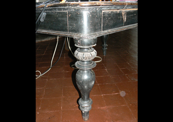 Tavolo in noce ebanizzato seconda parte del 1800. Elegante tornitura delle gambe
